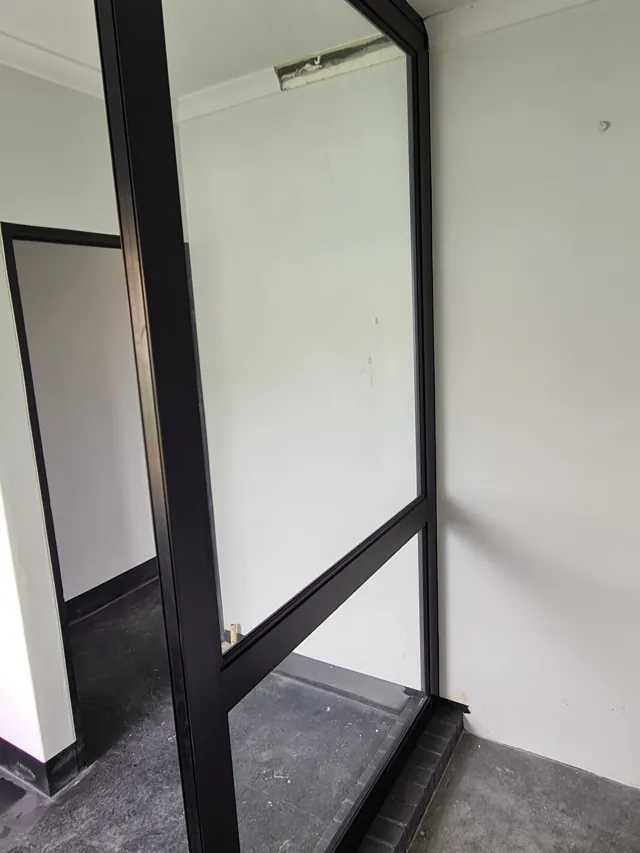 Clip 44 hinged door, Stanford