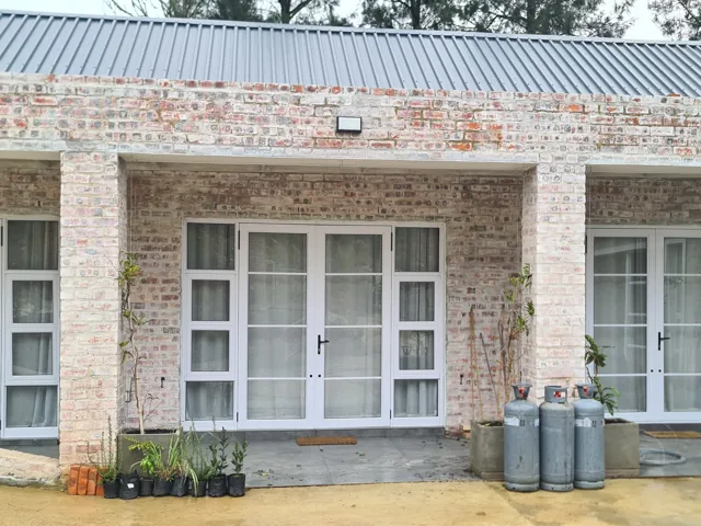 Cottage-pane hinged doors, Malgas