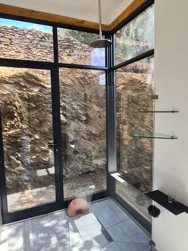 Frameless shower, Malgas