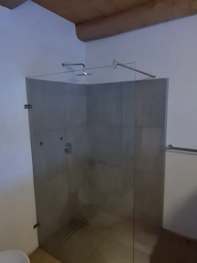 Frameless shower, Malgas
