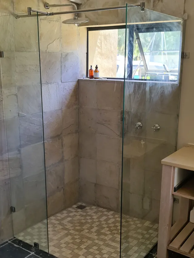 Frameless glass shower, Malgas