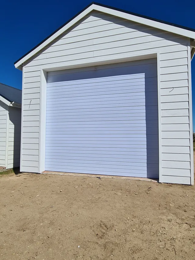 Sectional garage door, Malgas